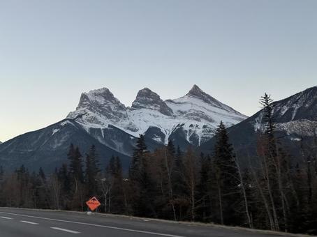 スリーシスターズ スリーシスターズ スリーシスターズ,カナディアンロッキー,山脈の写真素材