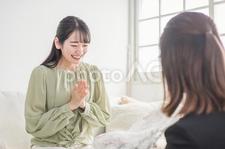 ウェディングドレスの試着にきた日本人女性 ウェディングドレス,ドレス選び,ウェディングプランナーの写真素材