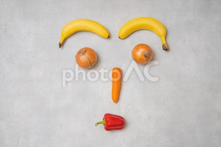 野菜・果物で作った顔  バナナ,玉ねぎ,ニンジンの写真素材