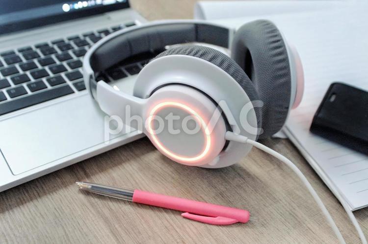 ヘッドフォンとノートパソコン 2 ヘッドフォン,ノートパソコン,スマホの写真素材