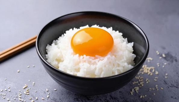 お茶碗に盛られたシンプルな卵かけご飯 お茶碗に盛られたシンプルな卵かけご飯の写真