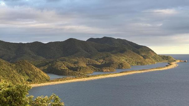 長目の浜展望所から見たなまこ池と砂州 長目の浜展望所から見たなまこ池と砂州 なまこ池,砂州,トンボロの写真素材