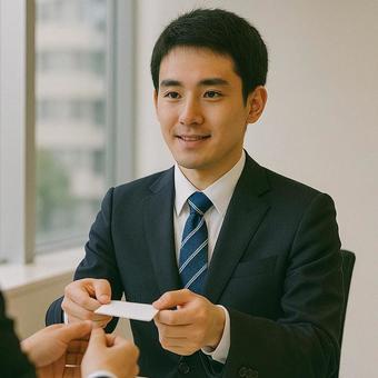 名刺交換をする新入社員ビジネスマンの写真