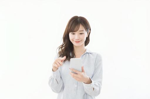 若い女性 スマートフォン 若い女性 スマートフォン スマートフォン,調べる,検索の写真素材