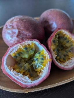 パッションフルーツ パッションフルーツ フルーツ,トロピカル,果物の写真素材