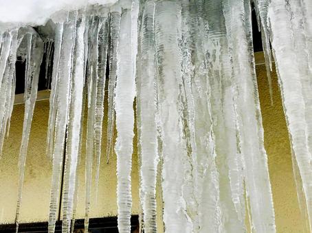 軒先から伸びる太いつらら（根本） つらら,氷柱,氷の写真素材
