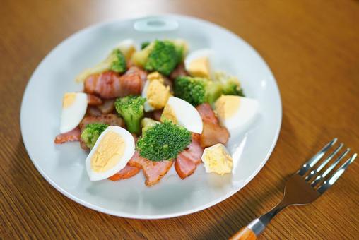 ベーコンエッグとブロッコリー ベーコンエッグとブロッコリー 食事,食卓,野菜の写真素材