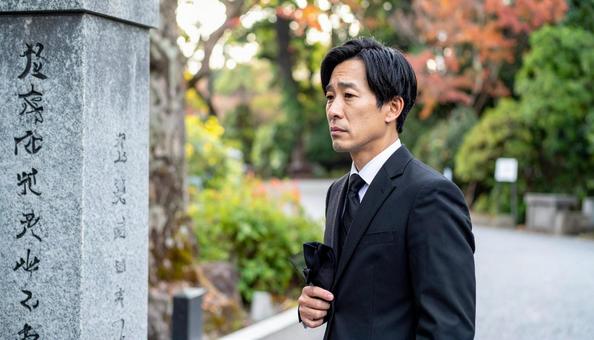 お葬式・葬儀に来た喪服の日本人男性の写真