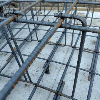 ため池改修工事の洪水吐・移行部の鉄筋の写真