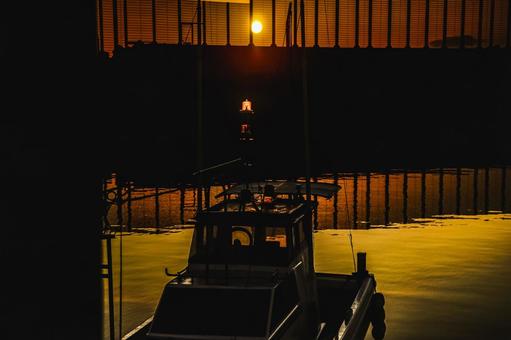 <素材>夜明けの漁港と朝日と漁船の風景 <素材>夜明けの漁港と朝日と漁船の風景の写真