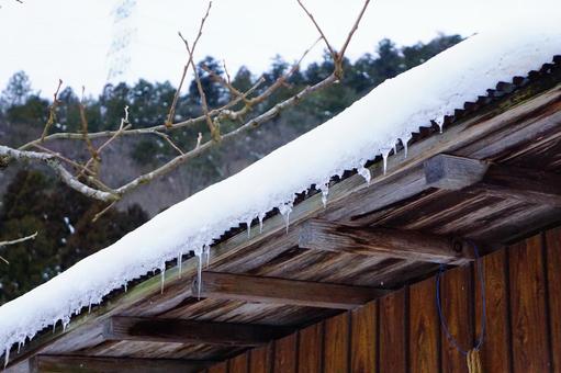 屋根に積もった雪と氷柱 氷柱,つらら,雪の写真素材