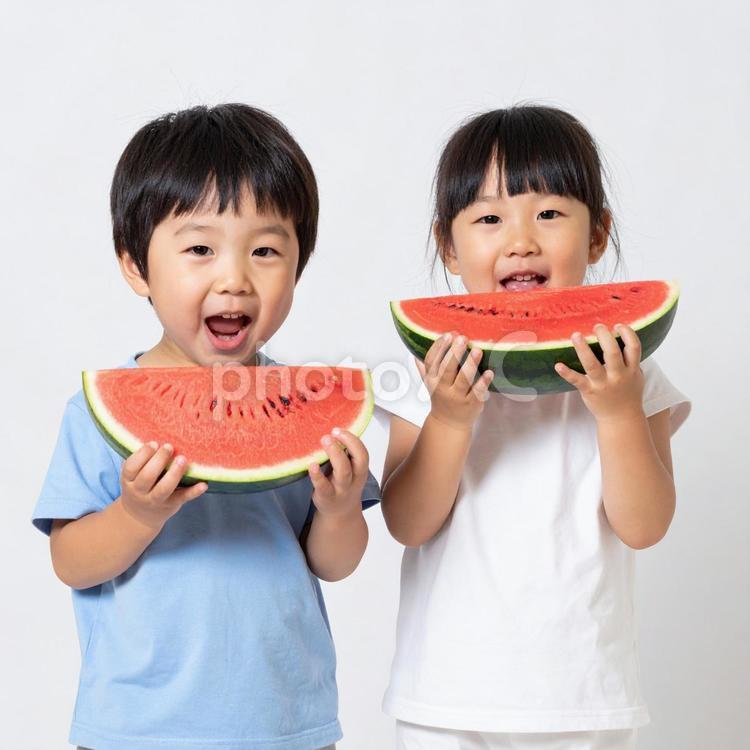 スイカを食べる子供たち スイカ,子供,食べるの写真素材