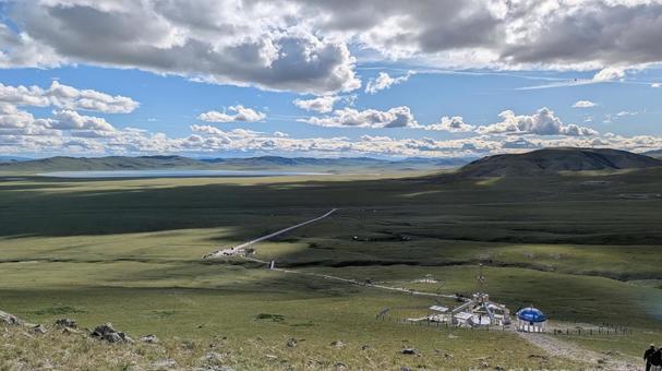 モンゴルの草原（丘の上からの眺め） モンゴル,草原,湖の写真素材
