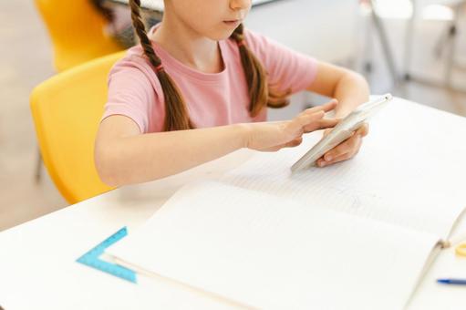 携帯で検索する女の子 鼻から下,女の子,子どもの写真素材