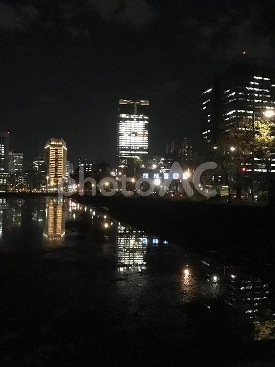 皇居内堀から見たビジネス街の夜景 夜景,東京,日本の写真素材