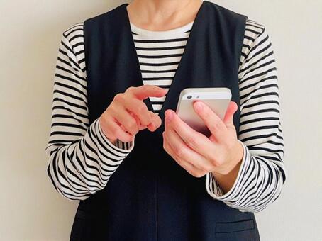 スマホから電子決済する女性 スマホ,女性,メールの写真素材