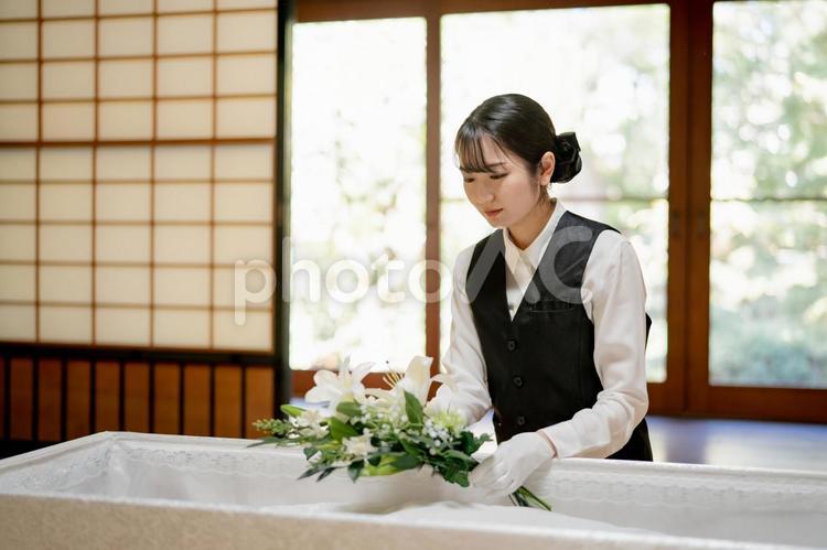 納棺をする葬儀スタッフ（納棺師・女性） 納棺師,お葬式,棺桶の写真素材
