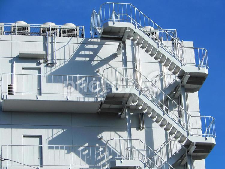 ビル外部の非常階段 非常階段,階段,屋外の写真素材