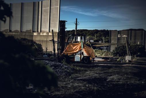 <Material> Abandoned heavy machinery at a fishing port in the dark at dawn, JPG <Material> Abandoned heavy machinery at a fishing port in the dark at dawn, JPG