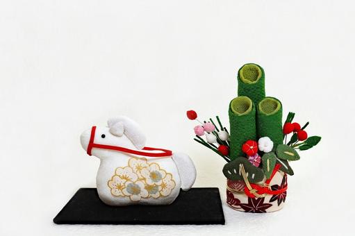 馬の置物とちりめん細工の門松　午年年賀状 午年年賀状,かわいい,馬の写真素材