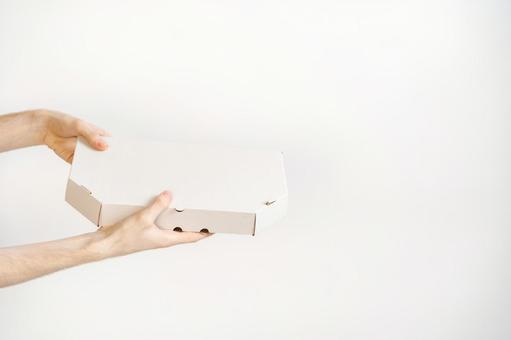 両手でピザ箱を差し出す 配達,フードデリバリー,テイクアウトの写真素材