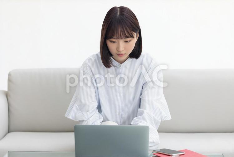 ノートパソコンを使うビジネスウーマン 女性,ビジネス,パソコンの写真素材