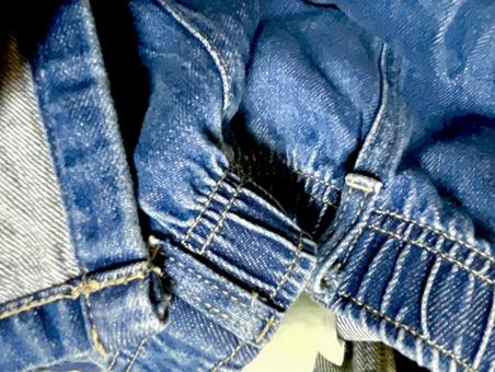 重なりあうジーンズ素材の写真