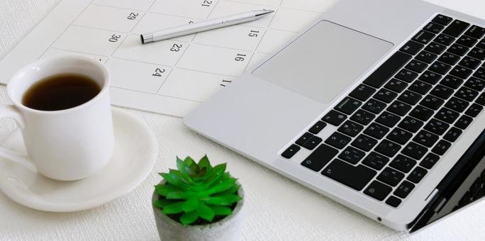 パソコンとカレンダー　スケジュール管理 ビジネス,スケジュール,シフトの写真素材