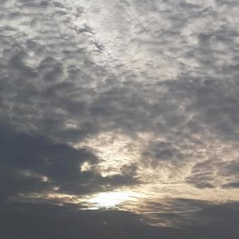 雲間に差す光 雲間に差す光 曇り空,雲の写真,自然の風景の写真素材