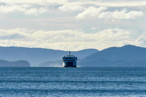 瀬戸内海を航行するカーフェリー フェリー,船舶,海の写真素材