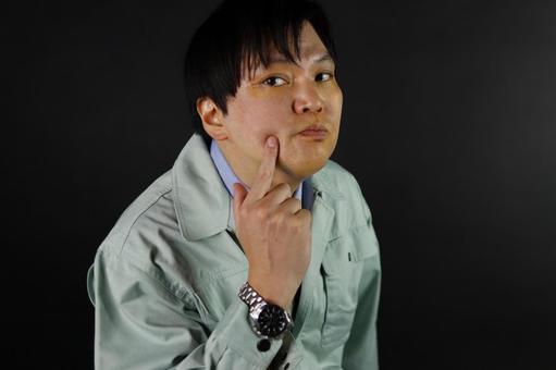 肌の張りを気にする作業員 肌の張りを気にする作業員 作業員,男性,肌の張りの写真素材