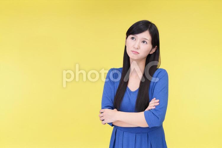 不安そうな表情の女性 女性,人物,人々の写真素材