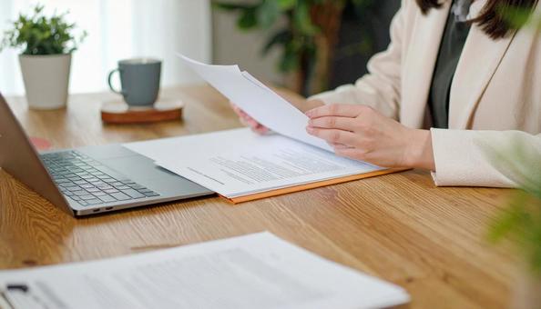 デスクワークの社会保険労務士の仕事風景 デスクワークの社会保険労務士の仕事風景の写真