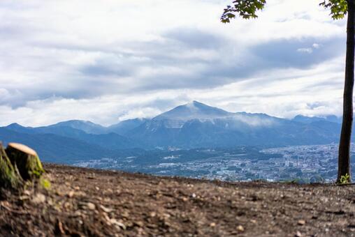 曇り空と山並み、遠景の街 山,山並み,山脈の写真素材
