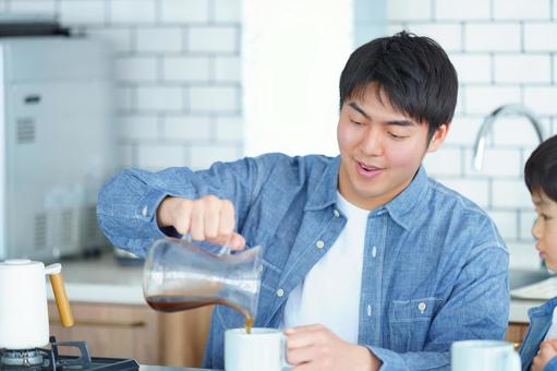 笑顔でコーヒーを注ぐ男性 笑顔でコーヒーを注ぐ男性の写真