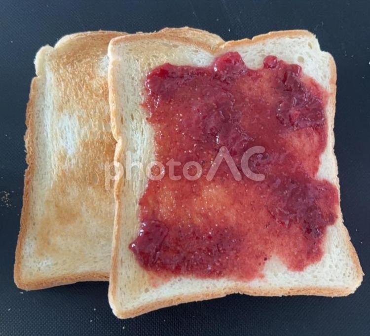 いちごジャムとココナッツオイルのトースト 昼食,いちごジャム,トーストパンの写真素材