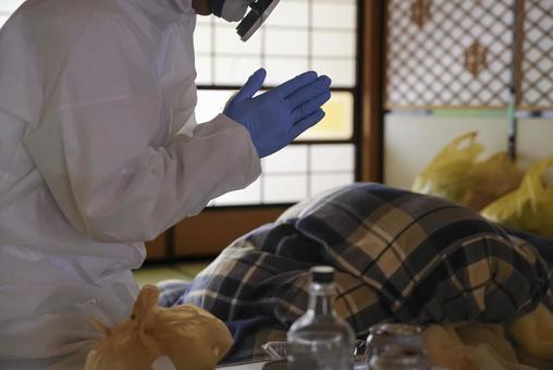ゴミ屋敷清掃現場の防護服作業員 ゴミ屋敷清掃現場の防護服作業員 特殊清掃,清掃作業,清掃サービスの写真素材