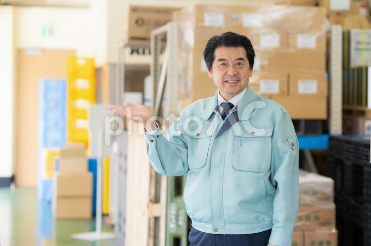 倉庫で働くシニアの男性作業員 倉庫,工場,配達の写真素材