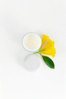 黄色い花とクリームジャー 黄色い花とクリームジャー モックアップ,物撮り,化粧品の写真素材