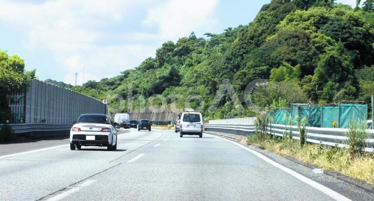 鮮やかな新緑の道路　東名高速道路風景 高速道路,道路,ハイウェイの写真素材