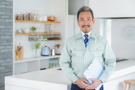 キッチンのメンテナンスをする不動産業者 不動産,メンテナンス,修理の写真素材