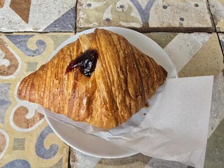 美味しそうなクロワッサン 美味しそうなクロワッサン クロワッサン,ジャム,ブルーベリーの写真素材