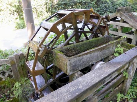 稲荷森の水辺広場にある古い水車・拡大 水車,木,木造の写真素材