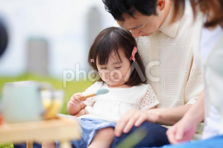 娘にあーんする父 男性,女の子,家族の写真素材