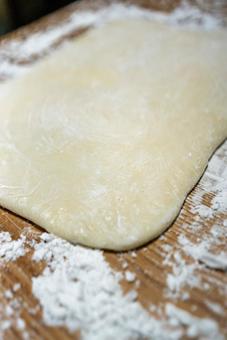 木板の上で準備する白い生地 生地,練り物,調理の写真素材