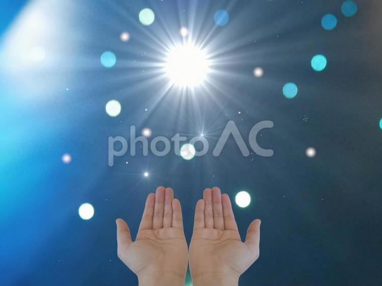 白色の光と両手 スピリチュアル,引き寄せ,宇宙の写真素材