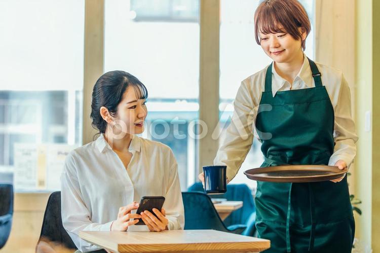 カフェにいるビジネスウーマン ウェイトレス,配膳,接客業の写真素材