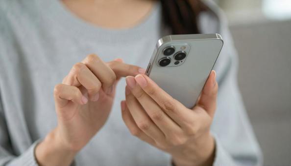 スマホを操作する女性 スマホを操作する女性の写真