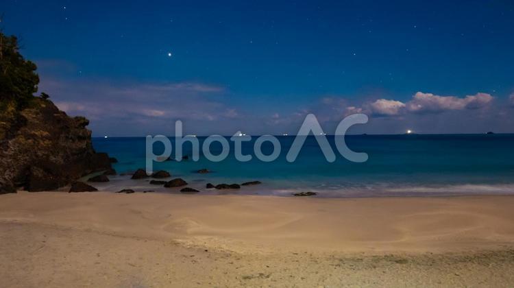 星降る浜辺、静寂の宇宙へ 星空,浜辺,波音の写真素材