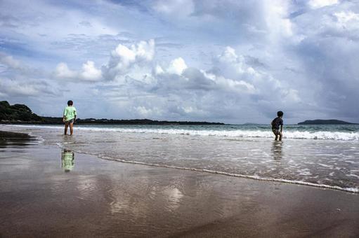 <素材>海へ泳ぎにきて元気いっぱいの兄弟 <素材>海へ泳ぎにきて元気いっぱいの兄弟 家族,子供,リフレクションの写真素材